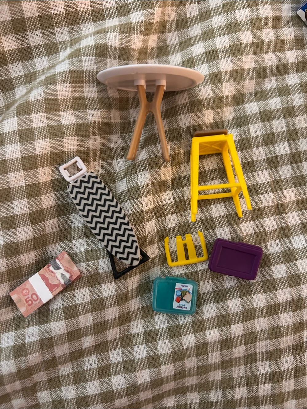 mini verse make it mini brands home: table, container, money, ironing board